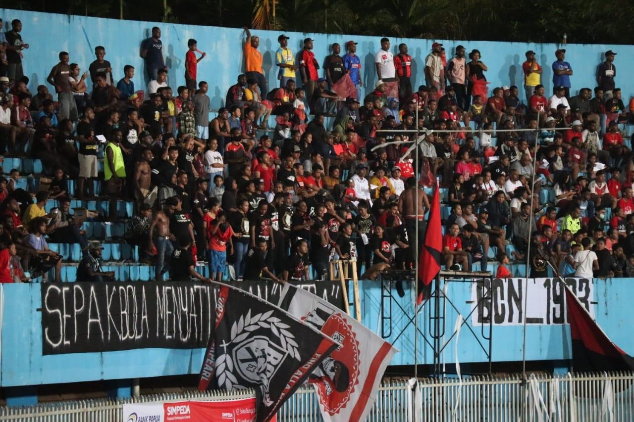 Ultras Blackpearl Curva Nord (BCN) 1963 berharap Persipura Jayapura segera melakukan perubahan agar bisa berjaya di Liga 1 2019. Copyright: Sudjarwo/INDOSPORT