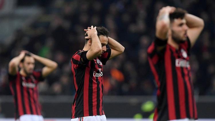 Pemain AC Milan tengah menyesali timnya yang kebobolan. Copyright: AS English - Diario AS