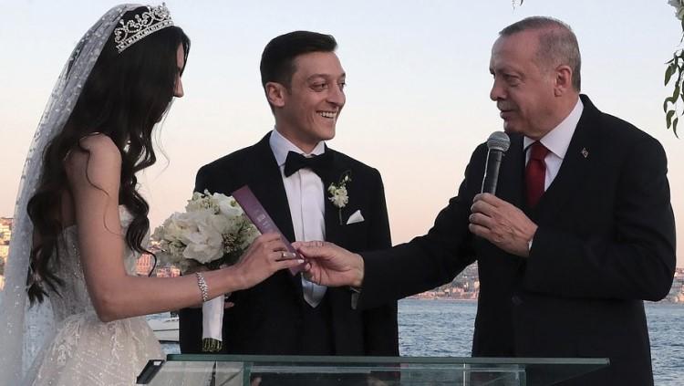 Presiden Turki, Recep Tayyip Erdogan menjadi pendamping pria di hari pernikahan pemain Arsenal, Mesut Ozil