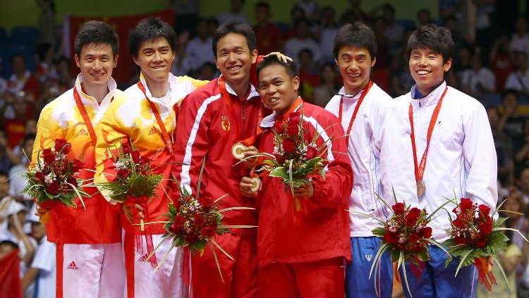 Cai Yun/Fu Haifeng, Hendra Setiawan/Markis Kido, dan Hwang Jiman/Lee Jaejin di podium Olimpiade 2008. - INDOSPORT
