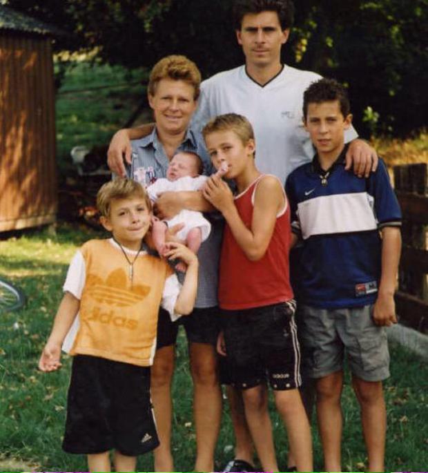 Eden Hazard (kanan) bersama keluarganya Copyright: The Sun