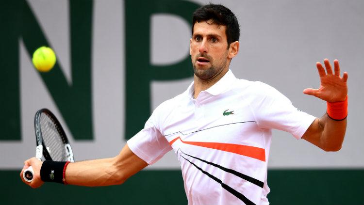 Novak Djokovic saat melawan Dominic Thiem di laga semifinal Prancis Terbuka di Lapangan Philippe-Chatrier, Sabtu (08/06/19).