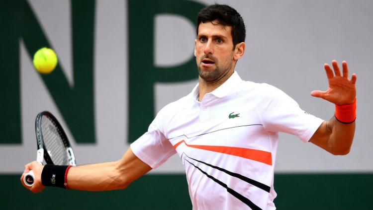 Novak Djokovic saat melawan Dominic Thiem di laga semifinal Prancis Terbuka di Lapangan Philippe-Chatrier, Sabtu (08/06/19). - INDOSPORT