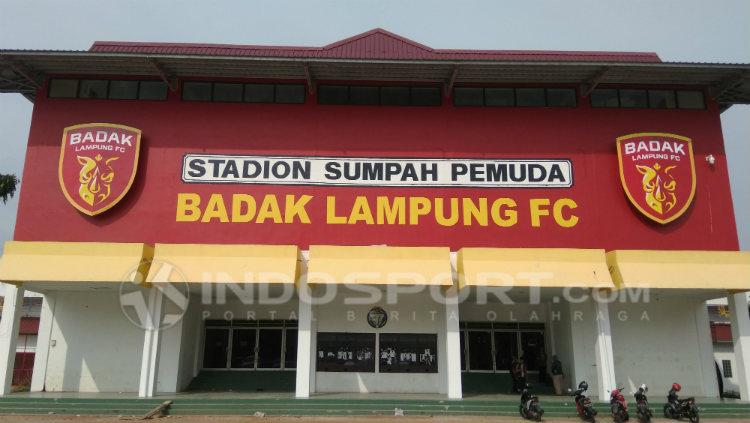 Tribun utama Stadion Sumpah Pemuda. INDOSPORT.COM / Abdurrahman Ranala