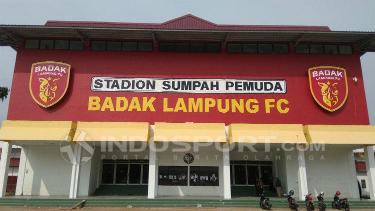 Tribun utama Stadion Sumpah Pemuda. INDOSPORT.COM / Abdurrahman Ranala - INDOSPORT
