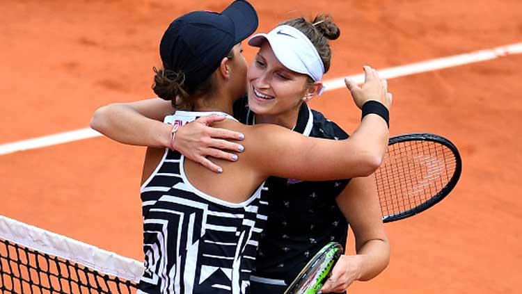 Ash Barty (kanan) dan Marketa Vondrousova berpelukan usai pertandingan Prancis Terbuka 2019 Copyright: Clive Mason/Getty Images