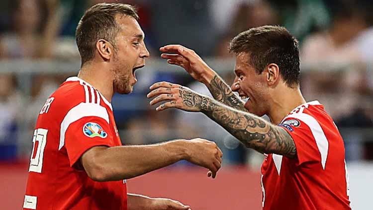 Selebrasi dari Artyom Dzyuba (kiri) and Fyodor Smolov, 2 pemain Rusia yang terancam akan dihapus dari game FIFA 23 - INDOSPORT