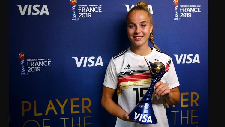 Pemain timnas Jerman Wanita, Giulia Gwinn, menerima penghargaan Man of the Match.