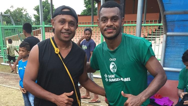Christian Warobay (kiri) berpose bareng eks pemain Sriwijaya FC, Marckho Meraudje.