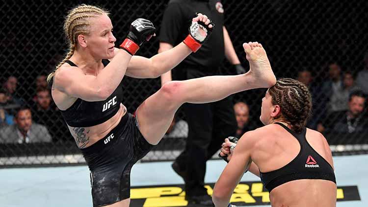 Valentina Shevchenko melakukan tendangan ke arah kepala Jessica Eye di UFC 238.