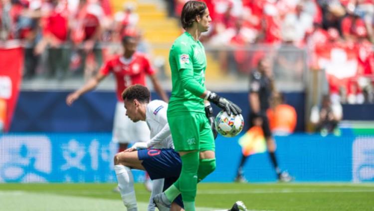 Yann Sommer tampil sangat baik hingga membuat Dele Alli frustasi di pertandingan UEFA Nations League Swiss vs Inggris. (Foto: TF-Images/Getty Images)