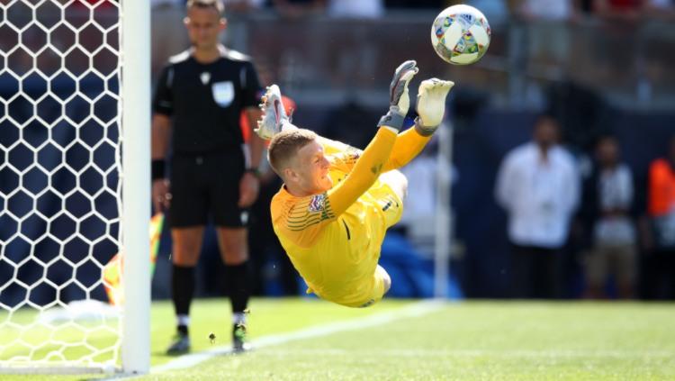 Jordan Pickford saat menggagalkan tendangan penalti di pertandingan UEFA Nations League Swiss vs Inggris. (Foto: TF-Images/Getty Images) - INDOSPORT