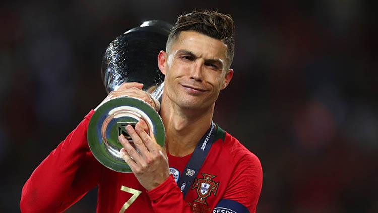 Indosport - Cristiano Ronaldo bersama trofi UEFA Nations League.