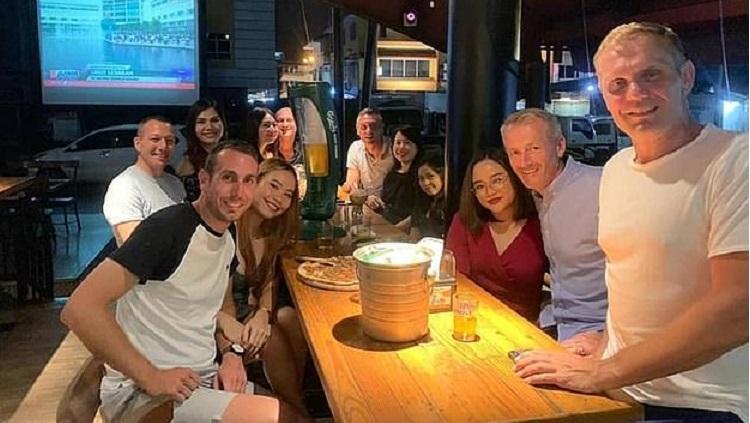 Kevin Friend (kanan, baju putih), Martin Atkinson (dua dari kanan), Andre Marriner (kanan paling belakang) and David Coote (kiri) berfoto di sebuah bar di Batam, Indonesia.