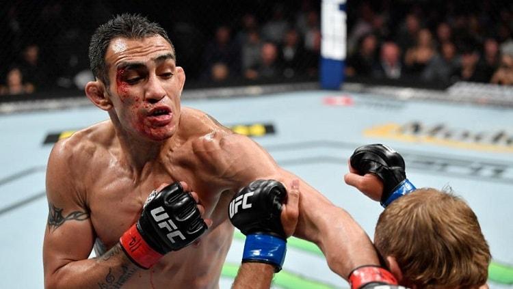 Petarung MMA, Tony Ferguson, mengalahkan Donald Cerrone di ajang UFC 238. Jeff Bottari/Zuffa LLC/Zuffa LLC via Getty Images. - INDOSPORT