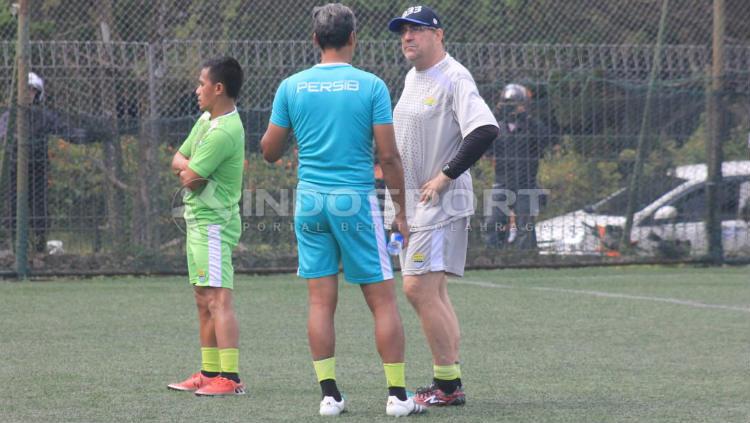Pelatih Persib Bandung, Robert Rene Alberts berbincang dengan pelatih penjaga gawang, Gatot Prasetyo di Lapangan Football Plus, Bandung, Senin (10/6/19). (Arif Rahman/INDOSPORT)
