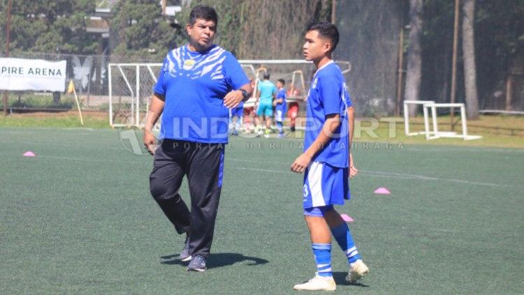 Gelandang Persib, Erwin Ramdani (kanan) konsultasi kepada Dokter Persib, Rafi Ghani (kiri) saat latihan di Lapangan Football Plus, Kabupaten Bandung Barat, Senin (10/06/19). (Foto: Arief Rahman/INDOSPORT)