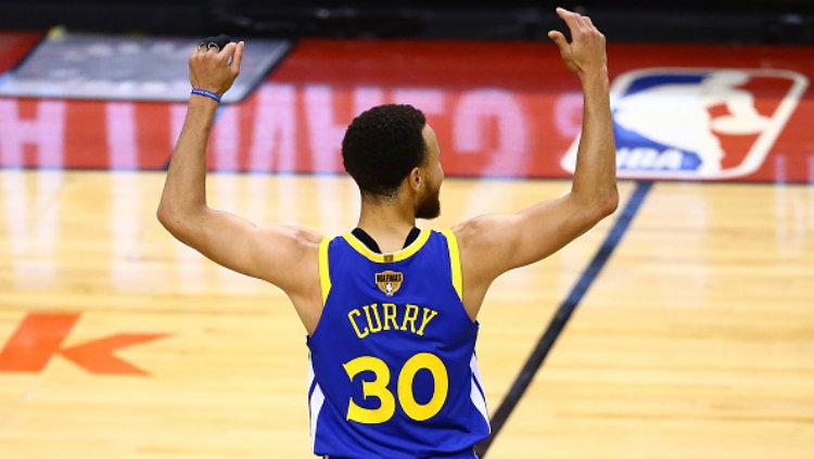 Selebrasi Stephen Curry usai mencetak poin dalam laga Warriors vs Raptors. Copyright: Vaughn Ridley/Getty Images