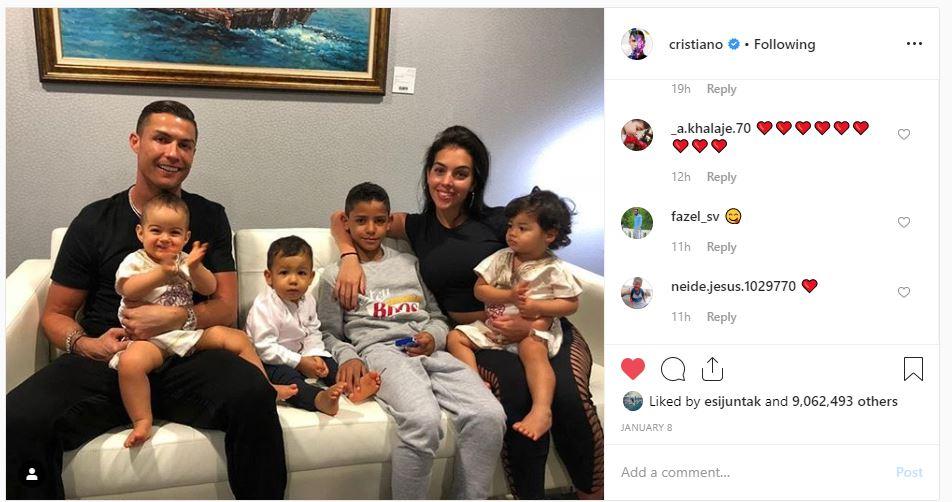 Ronaldo berpose bersama keluarga kecil dan tunangannya Copyright: instagram.com/cristiano