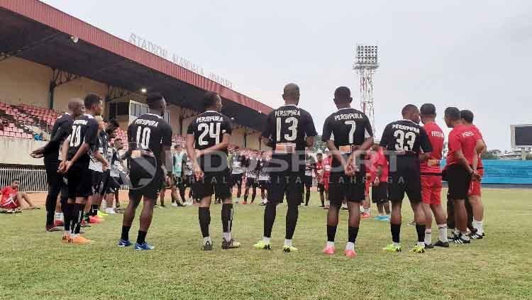 Skuat Persipura Jayapura usai menjalani latihan di Stadion Mandala Copyright: Sudjarwo/INDOSPORT