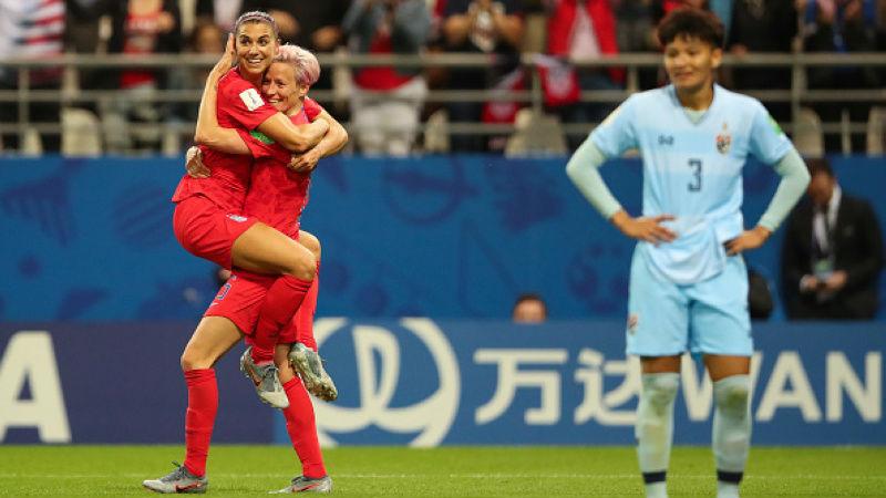 Selebrasi gol dari Alex Morgan dan Megan Rapinoe usai Amerika Serikat unggul 12-0 atas Thailand, Molly Darlington - AMA/Getty Images