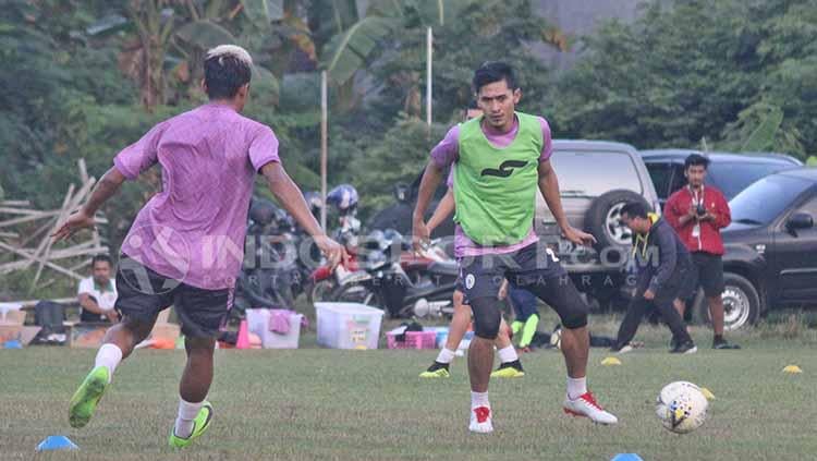 Striker PSS Sleman, Rudi Widodo (kanan) belum mendapat kesempatan bermain dari pelatih Seto Nurdiyantoro. - INDOSPORT