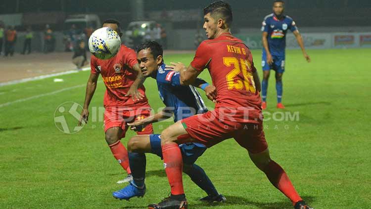 Bek Kalteng Putra, Kevin Gomes (kanan) membayangi pemain PSIS Semarang, Komarudin dalam laga Shoope Liga 1 di Stadion Moch Soebroto. Copyright: Ronald Seger Prabowo/INDOSPORT