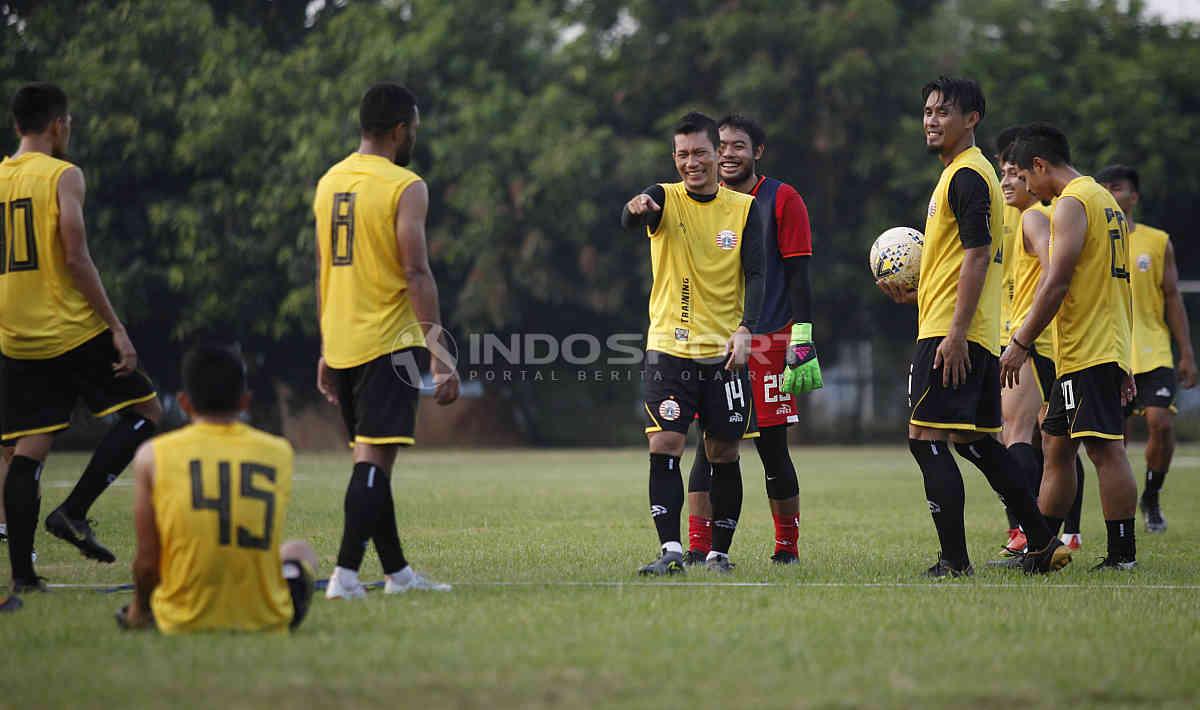Kegembiraan para pemain Persija Jakarta pada latihan di Lapangan PSAU TNI Halim Perdanakusuma, Jakarta Timur, Rabu (12/06/19). Foto: Herry Ibrahim/INDOSPORT