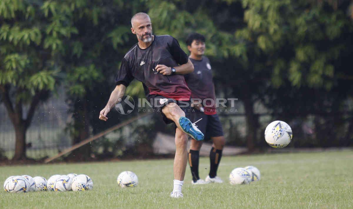 Terdapat 4 klub yang melepas pelatih jelang Liga 1 bergulir, dimana serupa dengan kasus Eduardo Perez di PSS Sleman baru-baru ini.