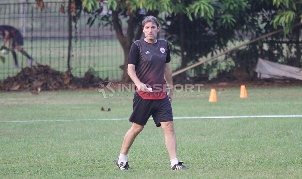 Pelatih anyar Persija Jakarta, Julio Banuelos pada latihan Macan Kemayoran di Lapangan PSAU TNI Halim Perdanakusuma, Jakarta Timur, Rabu (12/6/19). Foto: Herry Ibrahim/INDOSPORT
