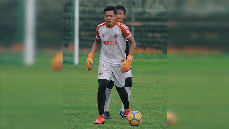 Kiper muda Persija Jakarta, Risky Sudirman mengatakan kondisinya sudah berangsur membaik pasca mengalami cedera saat ikut pemusatan latihan Timnas U-19. - INDOSPORT
