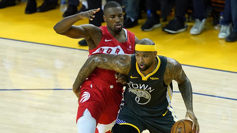 DeMarcus Cousin (kanan) dijaga ketat oleh pemain Toronto Raptors, Serge Ibaka pada NBA Finals 2019 Game 6.