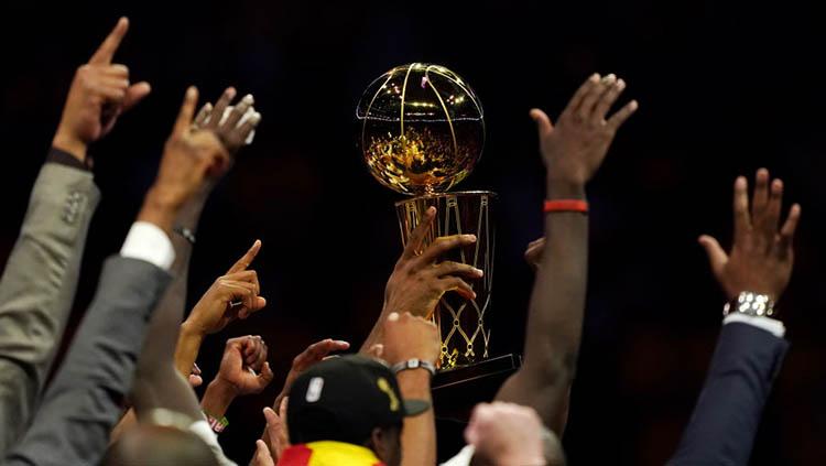 Trofi Larry O'Brien NBA musim 2019 berhasil dimenangkan tim Toronto Raptors. Jumat, 14/06/19.