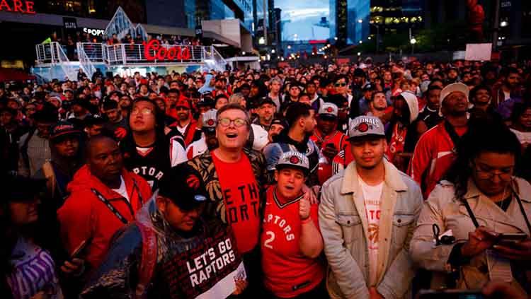 Antusiasme fans Toronto Raptors menyaksikan laga final NBA musim ini. Jumat, 14/06/19.