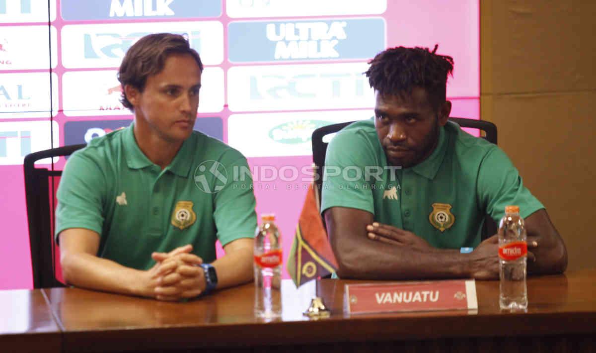 Pelatih Timnas Vanuatu, Paul Munster (tengah) dan kapten tim, Kency Tangis pada jumpa pers jelang laga uji coba melawan Timnas Indonesia di Media Center Stadion GBK Senayan, Jakarta, Jumat (14/06/19).