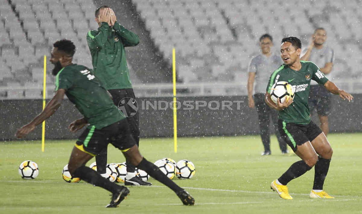 Kegembiraan Andik Vermansah (kanan) dan Yanto Basna (kiri) saat ofisial training jelang laga uji coba melawan Timnas Vanuatu di Stadion GBK, Jakarta, Jumat (14/06/19). Foto: Herry Ibrahim/INDOSPORT Copyright: Herry Ibrahim/INDOSPORT