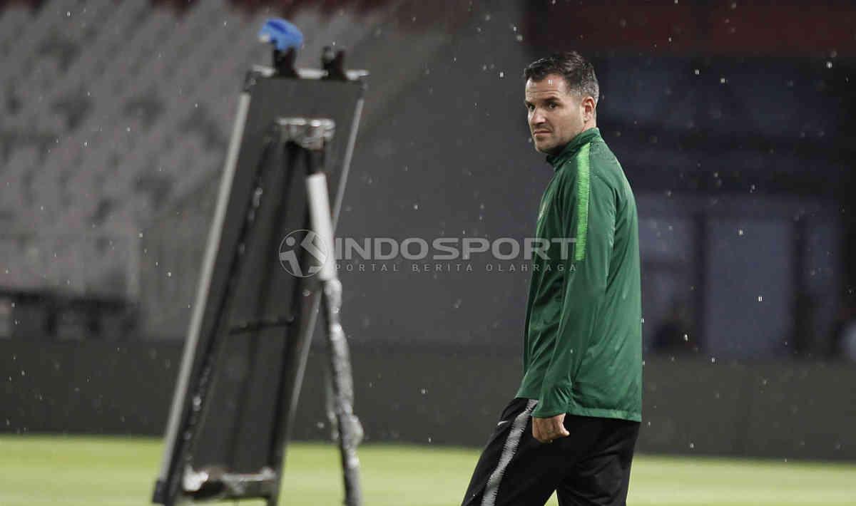 Pelatih Timnas Indonesia, Simon Mcmenemy saat memasuki lapangan pada ofisial training jelang laga uji coba melawan Timnas Vanuatu di Stadion GBK, Jakarta, Jumat (14/06/19). Foto: Herry Ibrahim/INDOSPORT - INDOSPORT