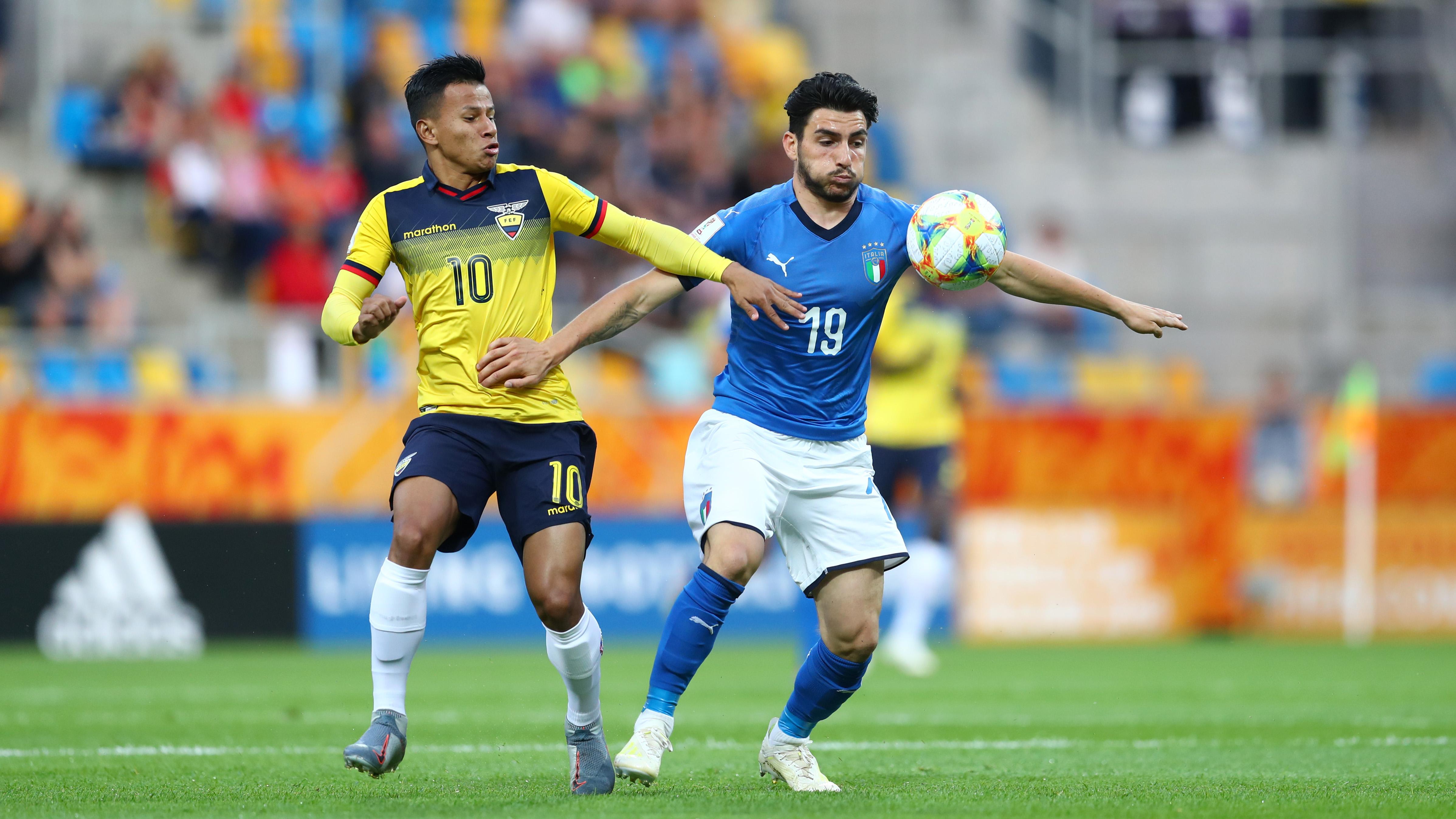 Domenico Alberico berusaha menjaga bola dari lawan dalam pertandingan perebutan tempat ketiga Piala Dunia U-20 2019 antara Italia vs Ekuador. (Foto: FIGC) Copyright: FIGC