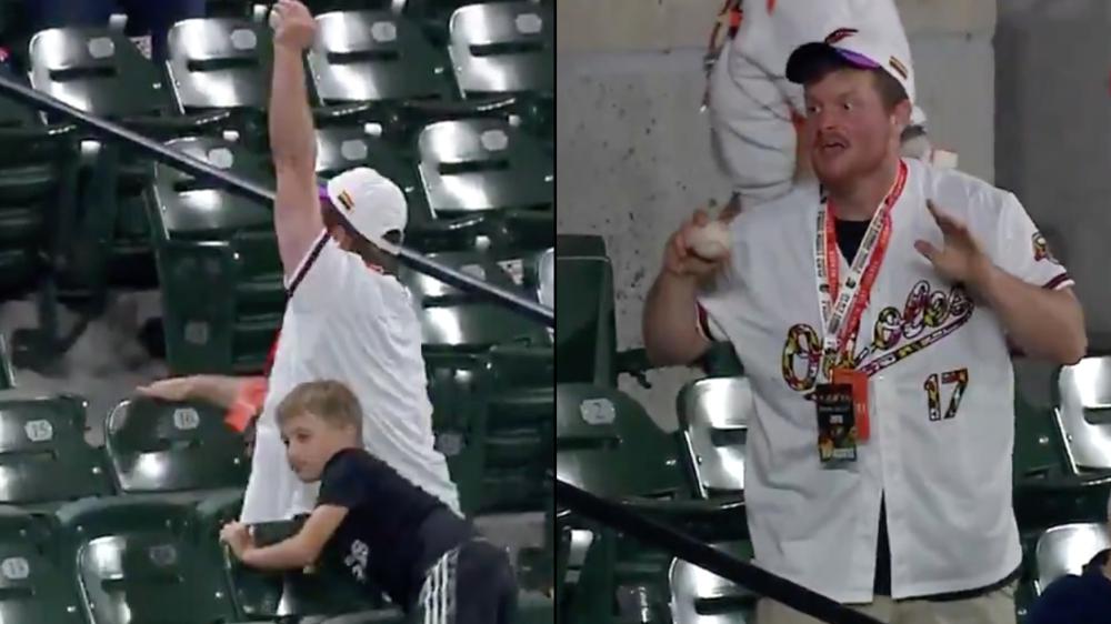 Seorang pria dewasa 'menghajar' 2 bocah untuk mendapatkan bola baseball - INDOSPORT