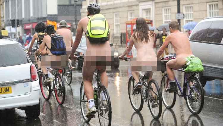 Acara tahunan balap sepeda telanjang di Cambridge, Inggris. - INDOSPORT