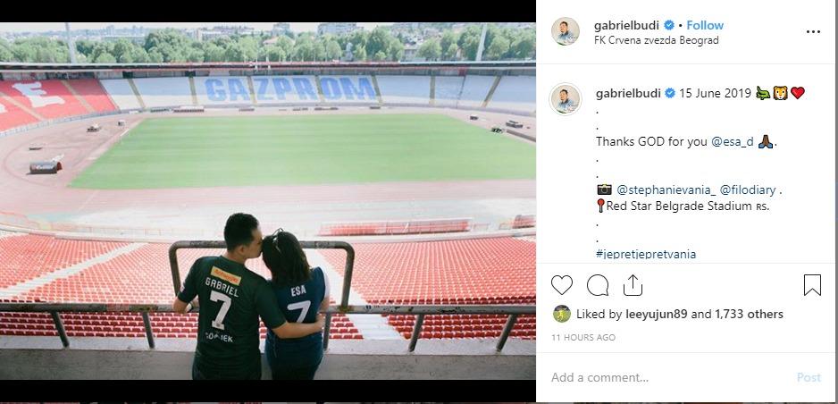 Gabriel Budi dan Esa Dora, istrinya saat melakukan pre-wedding dengan jersey Persebaya. Copyright: instagram.com/gabrielbudi/