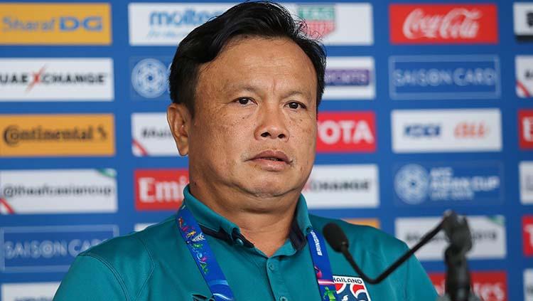 Sirisak Yodyardthai saat dalam jumpa pers.