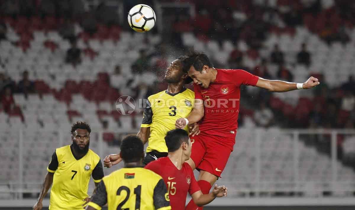 Duel udara Hansamu Yama bersama pemain Vanuatu dalam laga uji coba di Stadion Utama Gelora Bung Karno, Sabtu (15/06/19). Foto Herry Ibrahim