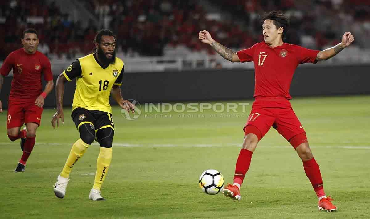 Irfan Bachdim melakukan pengontrolan bola untuk melewati pemain Vanuatu di Stadion Utama Gelora Bung Karno, Sabtu (15/06/19). Foto Herry Ibrahim