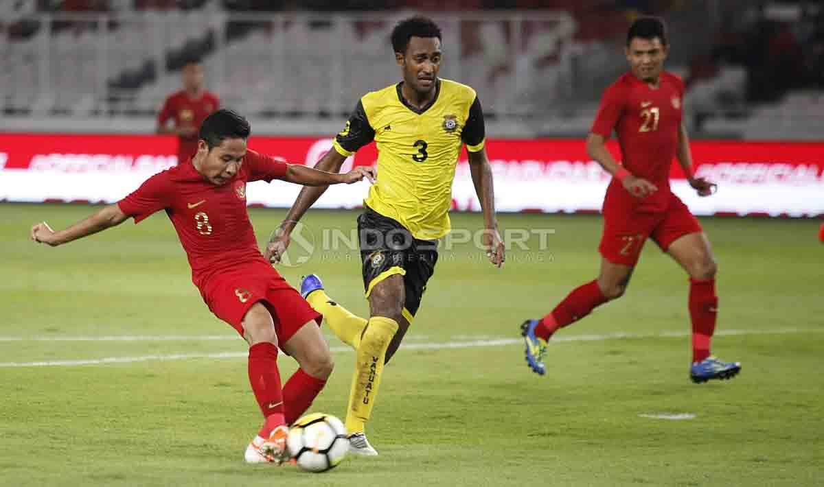 Evan Dimas tengah mengeksekusi bola ke arah gawang Vanuatu di Stadion Utama Gelora Bung Karno, Sabtu (15/06/19). Foto Herry Ibrahim Copyright: Herry Ibrahim/INDOSPORT