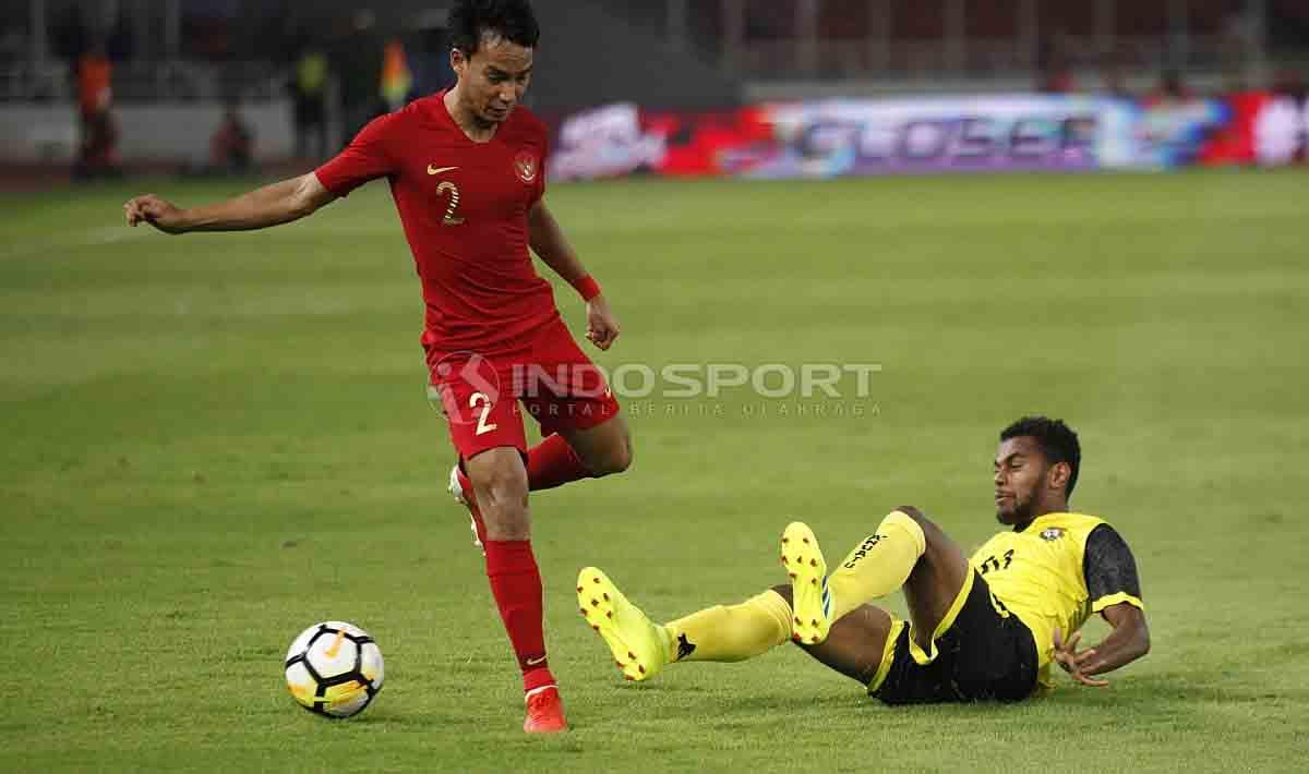 Novri Setiawan mengindari jegalan dari pemain Vanuatu di Stadion Utama Gelora Bung Karno, Sabtu (15/06/19). Foto Herry Ibrahim