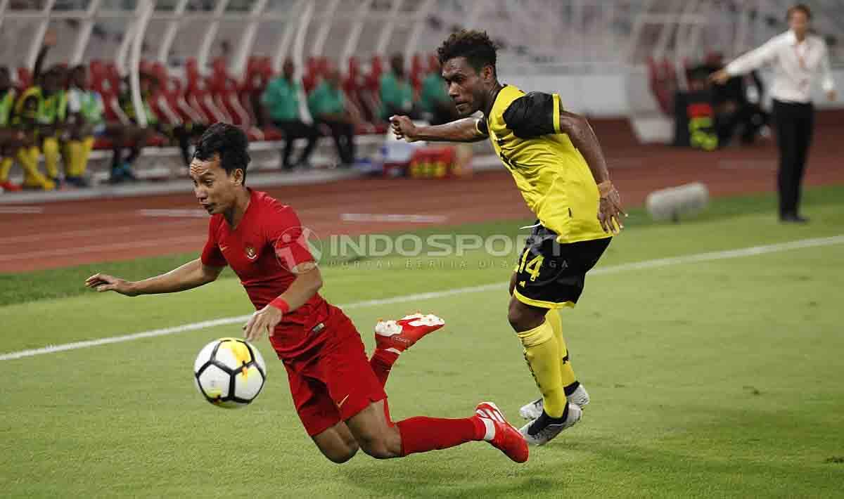 Pemain Vanuatu tengah melakukan palanggaran terhadap Novri Setiawan di Stadion Utama Gelora Bung Karno, Sabtu (15/06/19). Foto Herry Ibrahim