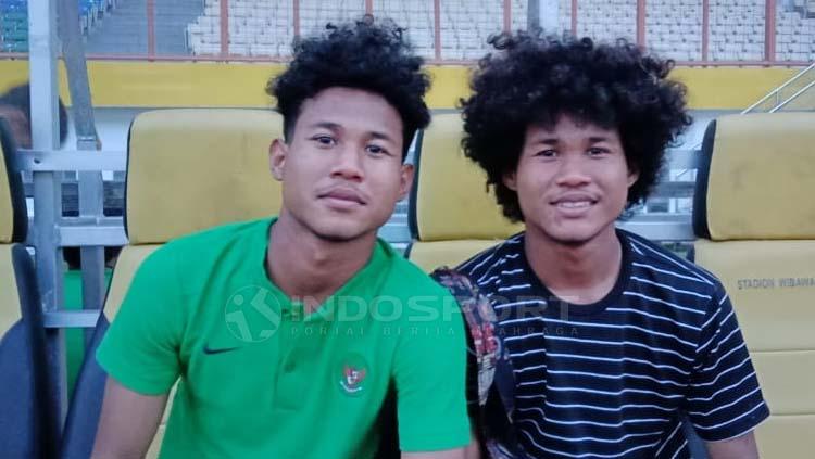 Bagas Kaffa (kiri) memberikan dukungan kepada sang adik, Bagus Kahfi (kanan), yang mendapat panggilan Timnas Indonesia senior.