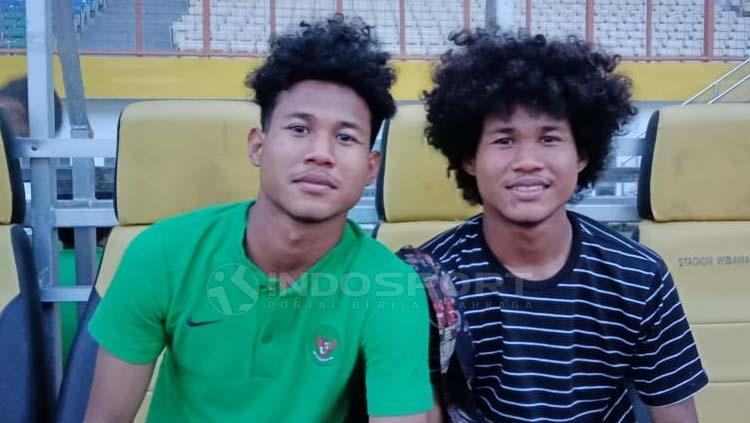 Bagas Kaffa (kiri) memberikan dukungan kepada sang adik, Bagus Kahfi (kanan), yang mendapat panggilan Timnas Indonesia senior. - INDOSPORT