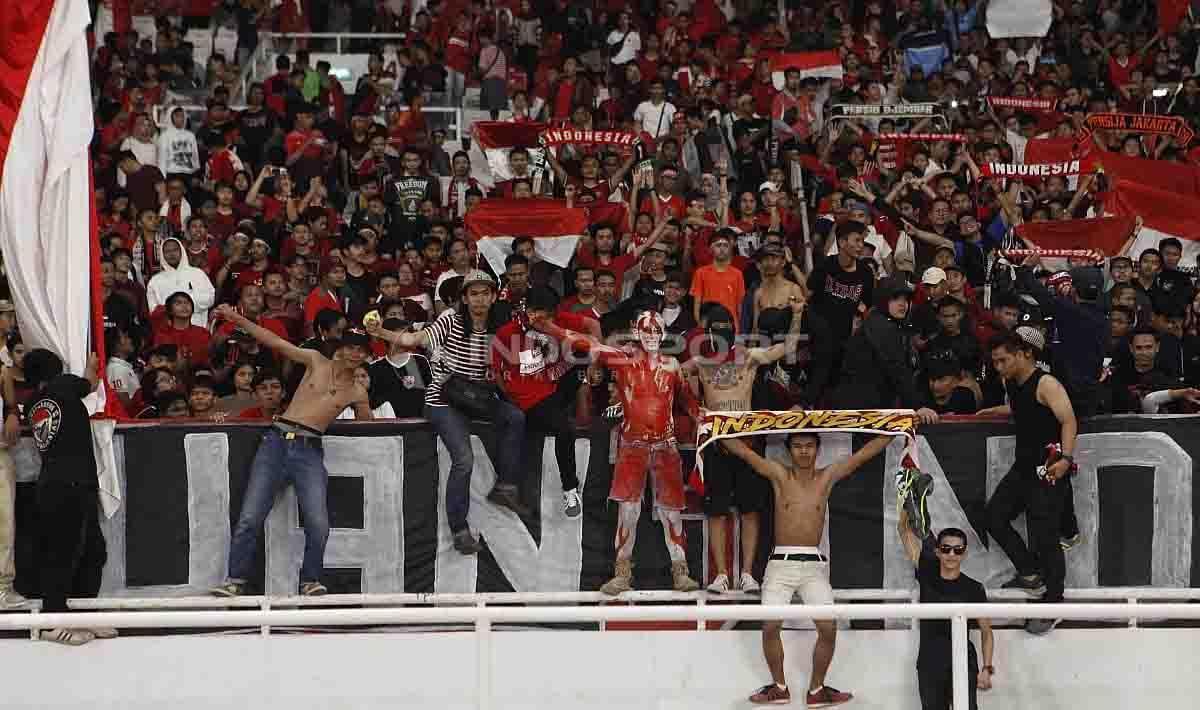 Antusias suporter di tribun Stadion Utama Gelora Bung Karno menyaksikan laga uji coba Timnas Indonesia Senior melawan Vanuatu, Sabtu (15/06/19). Foto Herry Ibrahim